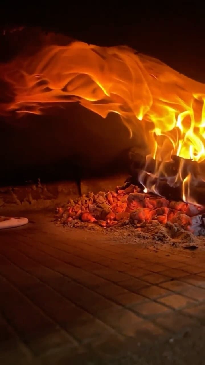 Interior del horno de leña de Pizzería Óscar